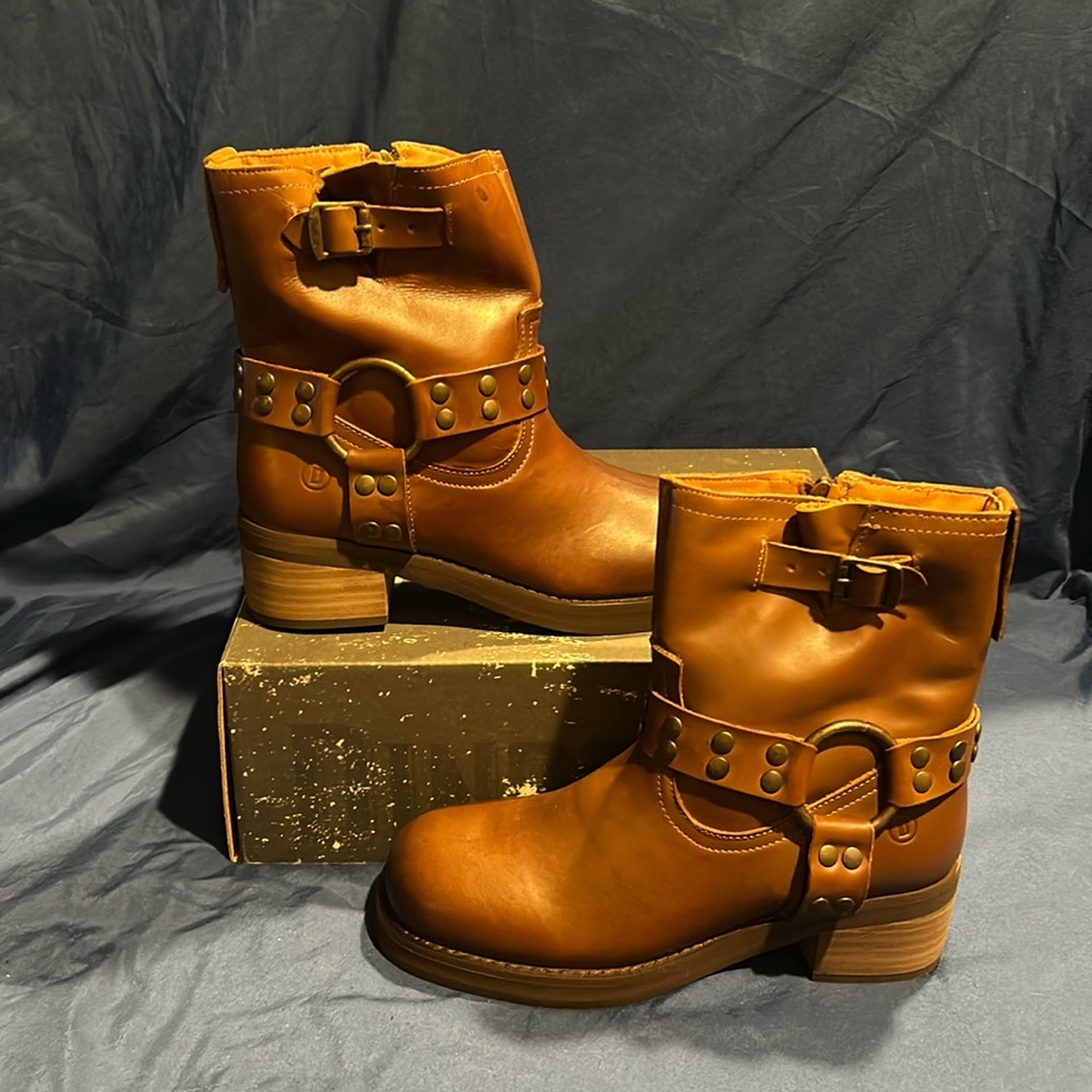 Dingo- short, brown leather , women asst new
